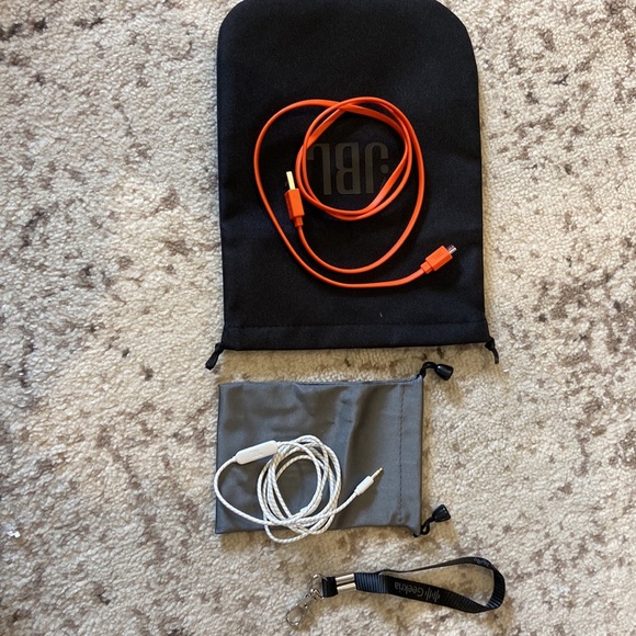 Bluetooth JBL headphones “LIVE650BT” white with hard shell case and cords/bags - Picture 6 of 6